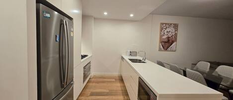 Refrigerador, microondas, horno y parrilla de estufa