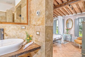 Dusche, Haartrockner, Handtücher