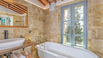 Regadera, secadora de cabello, toallas