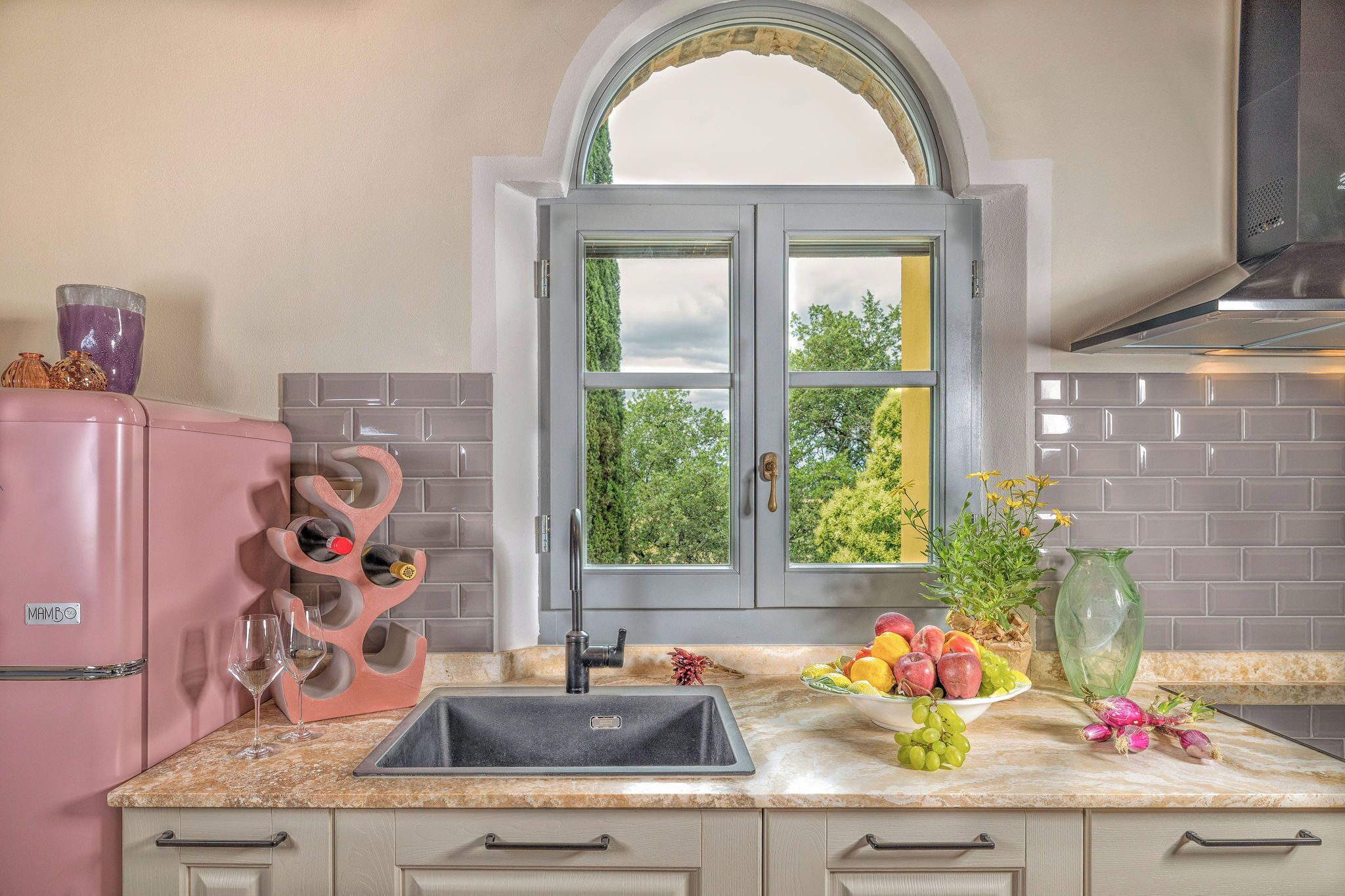 Kjøleskap, ovn, kokeplater og oppvaskmaskin