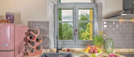 Kjøleskap, ovn, kokeplater og oppvaskmaskin