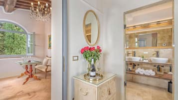 Regadera, secadora de cabello, toallas