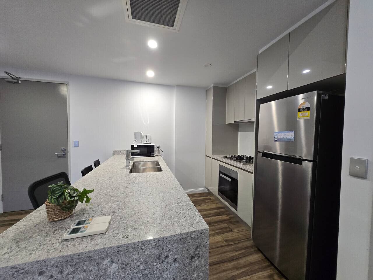 Een koelkast, een magnetron, een oven, een kookplaat