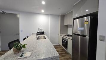 Een koelkast, een magnetron, een oven, een kookplaat