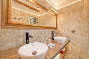 Regadera, secadora de cabello, toallas 