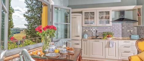 Kjøleskap, ovn, kokeplater og oppvaskmaskin