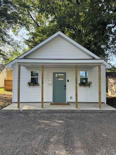 Cozy 1-bedroom studio home, in unit laundry, pet friendly, private parking