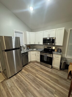 冰箱、微波炉、烤箱、炉灶