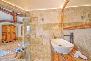Shower, hair dryer, towels - Charming Tuscan Escape with Scenic Sunset Views (Montalcino)