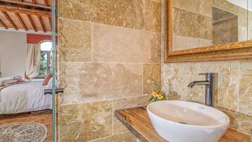 Shower, hair dryer, towels