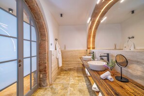 Shower, hair dryer, towels - Cozy Tuscan Haven with Scenic Countryside Views (Montalcino)