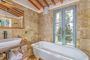 Shower, hair dryer, towels - Villa In Exclusive Use (Montalcino)