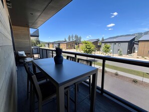 Outdoor dining - 40 Mins. to Glacier Park, 5 Mins. to City Beach & DT, Seasonal Clubhouse Pool (Whitefish)
