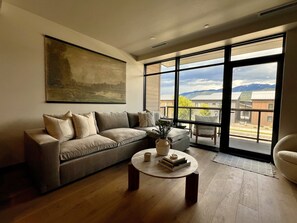 Smart TV, table football - 40 Mins. to Glacier Park, 5 Mins. to City Beach & DT, Seasonal Clubhouse Pool (Whitefish)