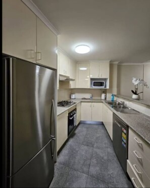 Fridge, oven, stovetop, dishwasher - Sydney pyrmont 2BR 75 Fish market (Pyrmont)