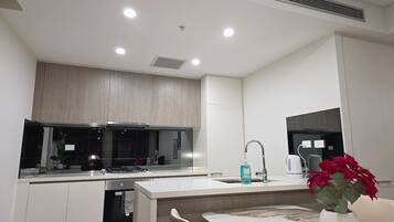 Frigorifero, forno, lavastoviglie, tavolo da pranzo