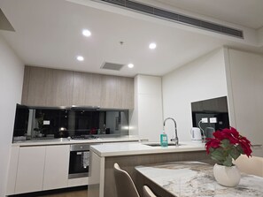 Frigorifero, forno, lavastoviglie, tavolo da pranzo