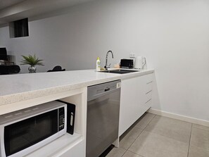 Fridge, microwave, oven, stovetop - Mascot 2 beds 10 Close to station easy to anywhere (Mascot)