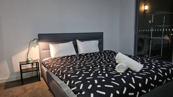 Iron/ironing board, bed sheets