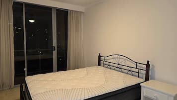 Iron/ironing board, bed sheets