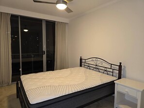 Tabla de planchar con plancha y ropa de cama 