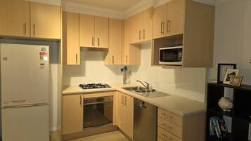 Refrigerador, horno, parrilla de estufa y utensilios de cocina