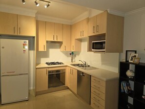 Refrigerador, horno, parrilla de estufa y utensilios de cocina 