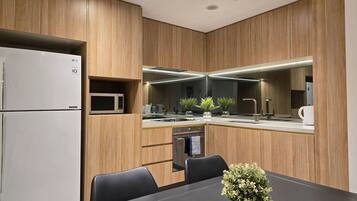 KĂŒhlschrank, Mikrowelle, Ofen, Herdplatte