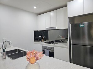 Fridge, microwave, oven, stovetop - Mascot 2 bed 213 Close to station easy to anywhere (Mascot)