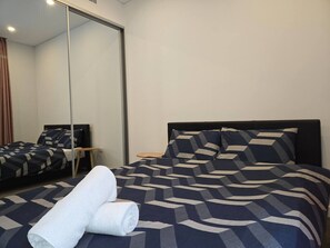 Iron/ironing board, bed sheets - SYD Waterloo 2BR 03 Apt Close to CBD & Airport (Waterloo)