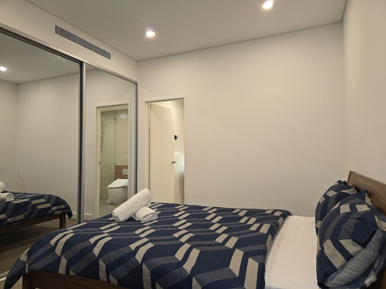 Iron/ironing board, bed sheets