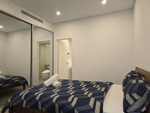 Iron/ironing board, bed sheets - SYD Waterloo 2BR 03 Apt Close to CBD & Airport (Waterloo)