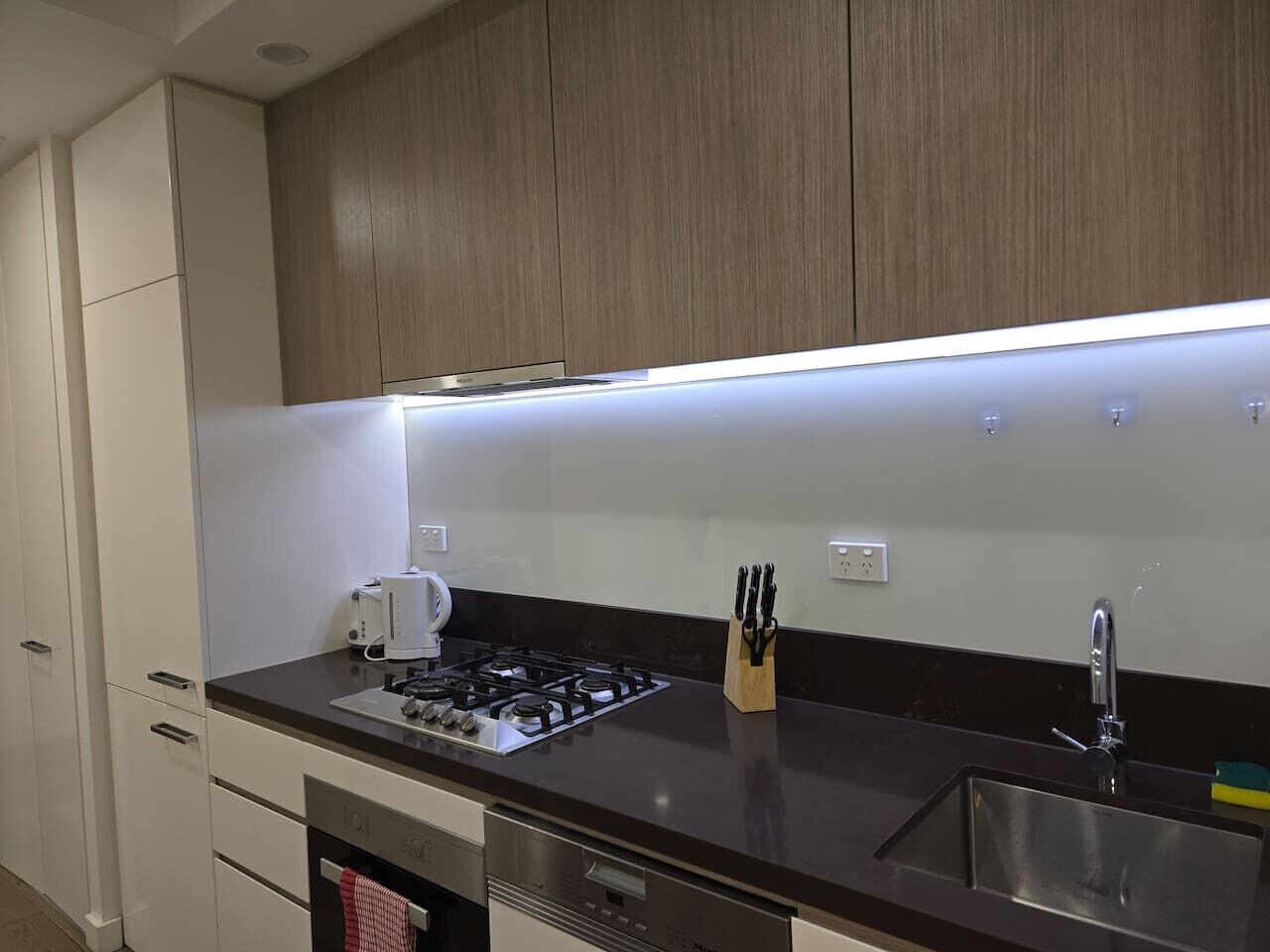 Refrigerador, microondas, horno y parrilla de estufa 