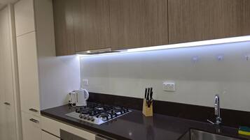 Refrigerador, microondas, horno y parrilla de estufa