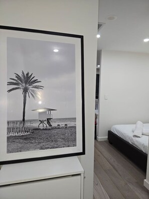 Tabla de planchar con plancha, wifi y ropa de cama 