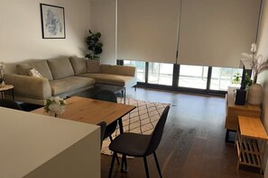 TV - Mascot 2 beds 04 Close to station easy to anywhere (Mascot)