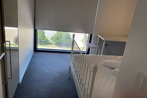 Iron/ironing board, WiFi, bed sheets - Mascot 2 beds 04 Close to station easy to anywhere (Mascot)