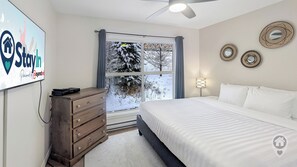 1 bedroom, free WiFi, bed sheets - Kimberley Getaway: Ski-In/Out, Golf, Downtown (Kimberley)