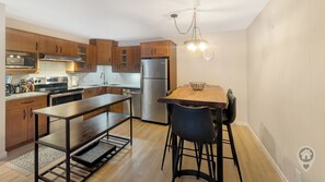 Private kitchen - Kimberley Getaway: Ski-In/Out, Golf, Downtown (Kimberley)