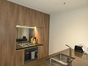 Kühlschrank, Mikrowelle, Ofen, Herdplatte