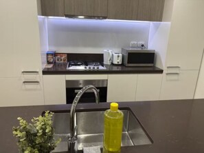 Fridge, microwave, oven, stovetop - SYD Zetland 3BR 402 Apt Close to CBD & Airport (Waterloo)