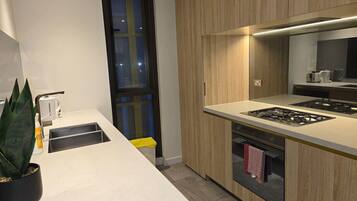 Kühlschrank, Mikrowelle, Ofen, Herdplatte