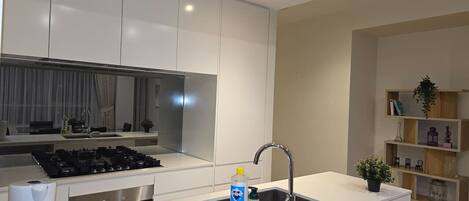 Refrigerador, microondas, horno y parrilla de estufa