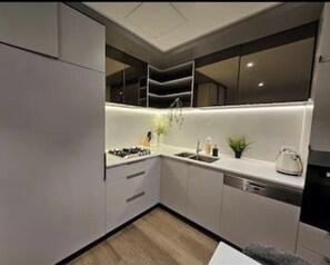 Jääkaappi, mikroaaltouuni, uuni, liesi