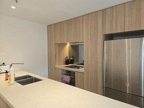 Fridge, microwave, oven, stovetop - Sydney CBD 2BR 029 Easy Walk to Darling Harbour (Sydney)