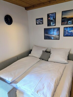 1 bedroom, WiFi, bed sheets - New, high-quality vacation apartment with Swiss stone pine bed & terrace - near Bad Tölz (Bad Heilbrunn)
