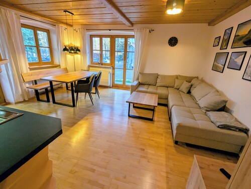 Neue, hochwertige Ferienwohnung mit Zirbenbett & Terrasse – Nähe Bad Tölz