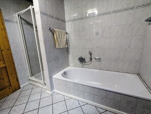 Shower, hair dryer, towels, soap - New, high-quality vacation apartment with Swiss stone pine bed & terrace - near Bad Tölz (Bad Heilbrunn)