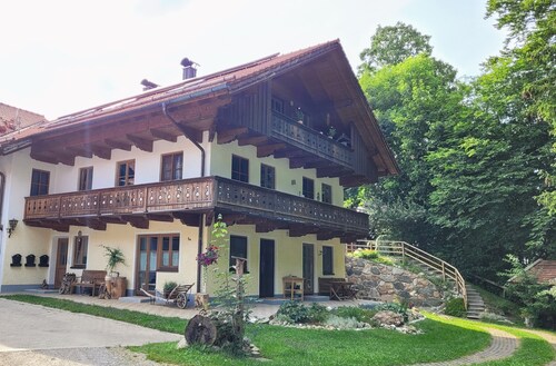 Neue, hochwertige Ferienwohnung mit Zirbenbett & Terrasse – Nähe Bad Tölz