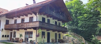 New, high-quality vacation apartment with Swiss stone pine bed & terrace - near Bad Tölz